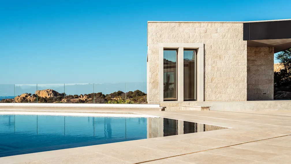 Defender House is Born: An Oasis of Modern Luxury, Brutalist Design, and Sustainability in the Heart of Sardinia