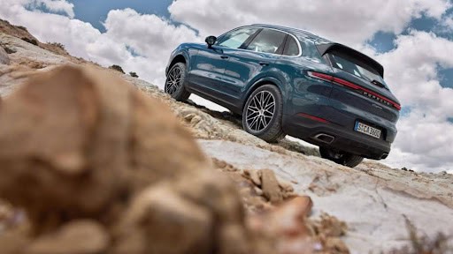 More luxury, more performance: Porsche presents the new Cayenne