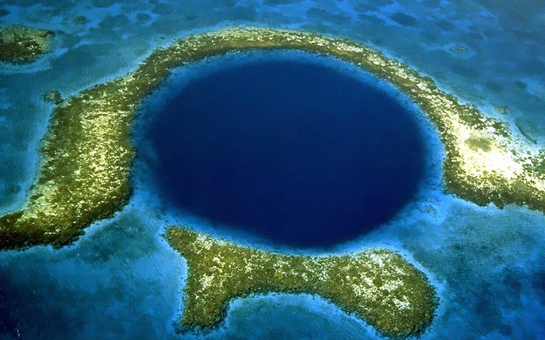 La Grande Voragine Blu: Meraviglia Sottomarina del Belize