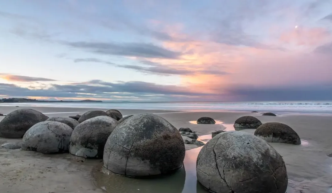 I Massi di Moeraki: Meraviglie Geologiche della Nuova Zelanda