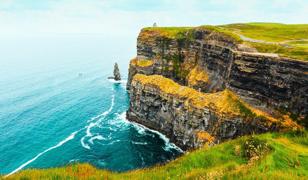 Camminare sulle Cliffs of Moher in Irlanda