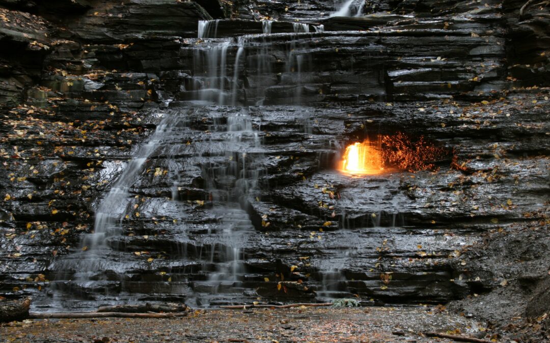 La Cascata della Fiamma Eterna, New York: Il Meraviglioso Mistero della Natura