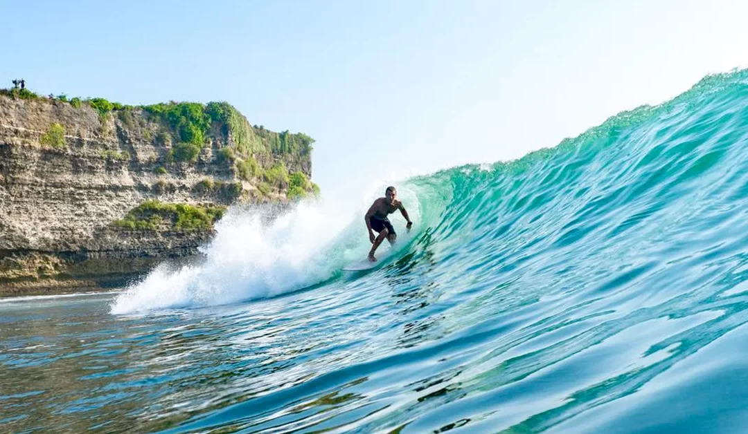 Paradiso dei Surfer: Come le Spiagge di Bali Sono Diventate un Mecca Globale del Surf